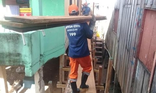 Pontes começam a ser construídas para famílias atingidas pela cheia em Manaus 