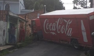 Caminhão desgovernado destrói muro de casa e deixa funcionário ferido em Manaus