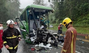 Acidente entre ônibus e caminhão deixa quatro mortos e 19 feridos em SC