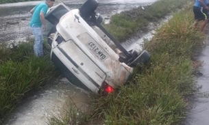 Desgovernado, carro capota e vai parar dentro de vala em estrada no Amazonas