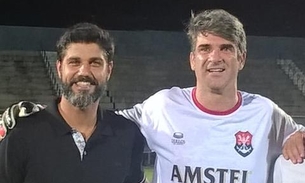 Ator Bruno Cabrerizo e ex-jogador Marcelo Leite acompanham treino do time feminino do Iranduba
