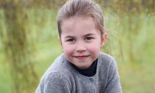 Família real divulga fotos de princesa Charlotte em seu 4º aniversário