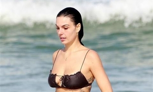  Ísis Valverde vai à praia e exibe corpo 6 meses após o parto