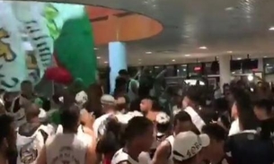 Vídeos: Torcedores do Vasco lotam aeroporto para chegada do time em Manaus 
