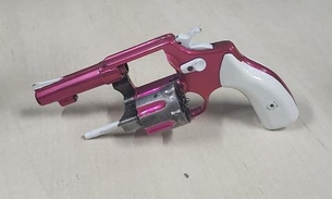 Mulher de 31 anos é presa com arma personalizada em Manaus 