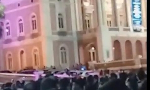 Veja o momento em que público invade Teatro Amazonas no show de Marília Mendonça