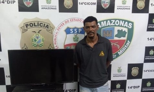 Em Manaus, homem é flagrado carregando TV roubada em avenida