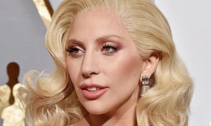  Ousada, Lady Gaga posa de topless e fio dental