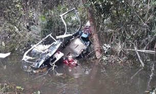 Bombeiros divulgam imagem de destroços de helicóptero que caiu com 4 pessoas no Amazonas
