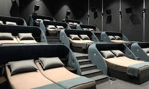 Sala de cinema substitui assentos por camas de casal