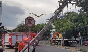 Trânsito fica caótico após poste tombar em avenida de Manaus