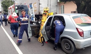 Acidente entre carros deixa uma pessoa ferida em avenida de Manaus