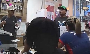 Na frente de criança, dupla invade e rouba loja de celulares no Uai Shopping em Manaus