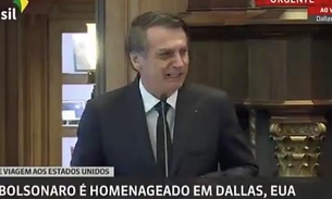 Bolsonaro recebe prêmio, bate continência à bandeira dos EUA e erra o próprio bordão