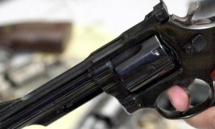 Descontrolado, homem rouba arma do irmão e faz motorista de clínica refém em Manaus 