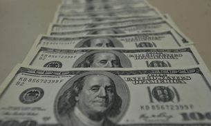 Dólar supera R$ 4,10 e fecha no maior valor em oito meses