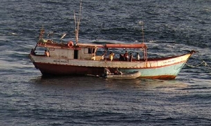 Após passarem 24 dias à deriva em alto mar, sete pescadores são resgatados pela Marinha