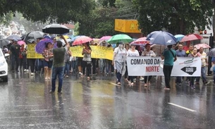 Professores enfrentam chuva e complicam trânsito em passeata no centro de Manaus