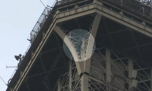  Homem tenta escalar Torre Eiffel e turistas evacuam o local