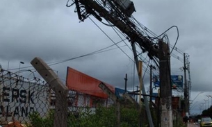 Poste quebra em avenida de Manaus após carreta esbarrar em fiação