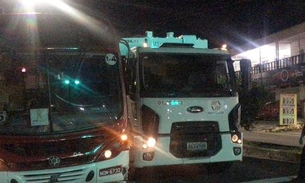Em Manaus, motorista de caminhão de lixo perde controle, atinge ônibus e deixa dois feridos