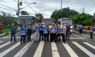 Motoristas do Transporte Especial paralisam trânsito em rotatória de Manaus