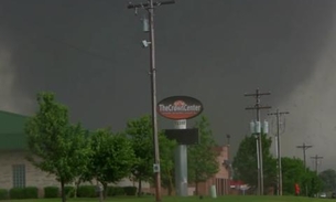 Tornado destrói comunidade em Oklahoma e mata pelo menos duas pessoas