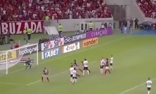 Sob protestos, Flamengo marca dois gols no final e vira sobre o Athletico-PR