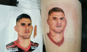 Torcedor tatua rosto de volante do Flamengo na coxa