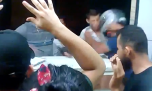 Vídeo: Assaltantes invadem pizzaria, rendem funcionários e homem reage em Manaus 