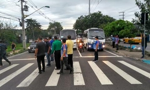 Trabalhadores do transporte especial fazem protesto e trânsito complica em Manaus