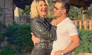 Eduardo Costa posta foto aos beijos com Antonia Fontenelle e dispara: ‘se pegando’