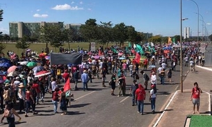 Manifestantes voltam às ruas por mais verbas para universidades
