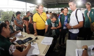 Famílias vítimas de incêndio no Educandos recebem donativos em Manaus