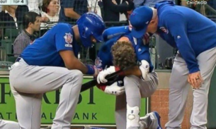 Jogador de beisebol cai no choro após atingir garotinha com bolada 