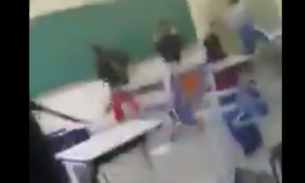 Vídeo mostra alunos arremessando livros e cadeiras em professora 