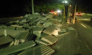 Carreta carregada de telhas tomba em avenida de Manaus 