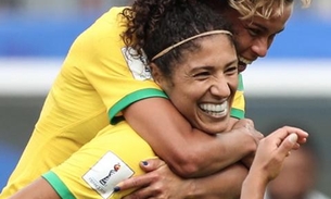 Cristiane recebe flores após jogo: 'quando eu te peço em casamento você reclama'