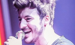 Cantor faz show só com os pais na plateia e vídeo viraliza 