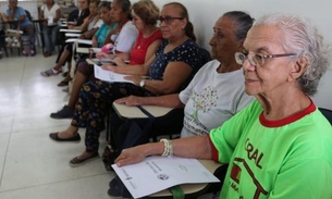Idosos “malham a mente” em oficina da Prefeitura de Manaus