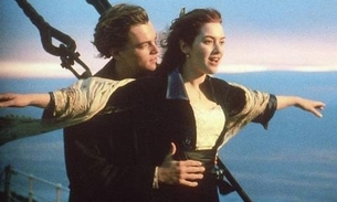 Músicos tocam tema de 'Titanic' enquanto shopping alaga no México