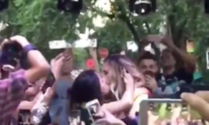  Vídeo: Valesca Popozuda dá beijão em fã e público vai ao delírio 