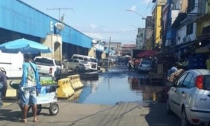 Rua no Centro é interditada por conta da enchente do Rio Negro