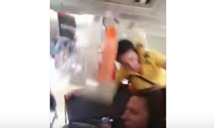 Comissária é lançada contra teto de avião durante turbulência 