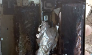 Jovem dorme e celular pega fogo enquanto carrega em cima da cama