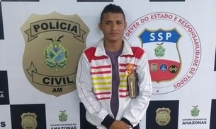 Com bíblia no braço, suspeito de envolvimento na morte de sargento se apresenta à polícia 