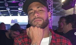 Neymar é flagrado aos beijos com morena em boate em meio a polêmica de estupro