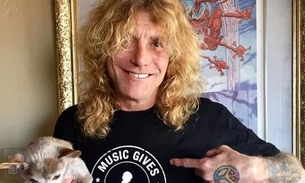 Ex-baterista do Guns N’ Roses dá facada na própria barriga e é internado às pressas
