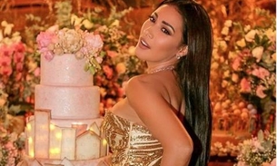 Com fenda ao limite, Simaria abre as pernas e mostra tudo 