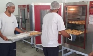 Detentos do Compaj comemoram 1ª fornada de curso de panificação 